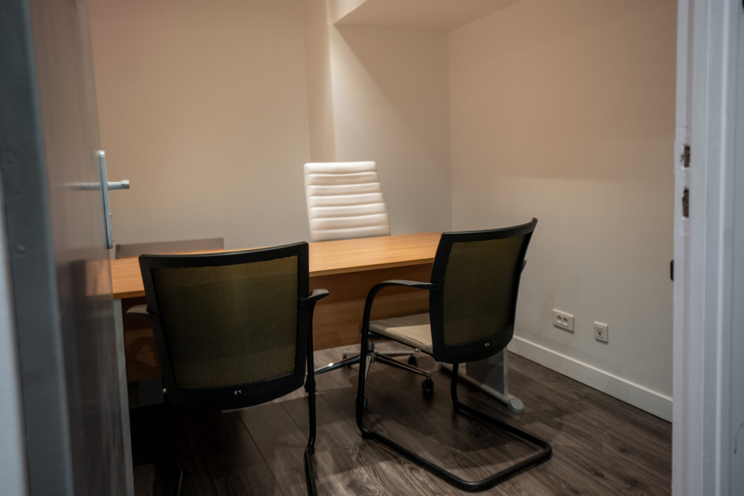 Bureau privatif équipé de chaises, éclairé par la lumière naturelle, chez Paris Bureaux